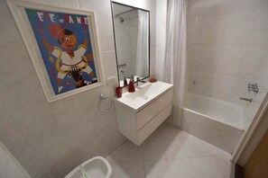 Studio Suite, 1 Queen Bed, Private Bathroom | Bathroom | Combined shower/bathtub, hair dryer, towels, soap - Callao & Viamonte II (Buenos Aires)