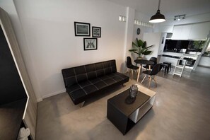 Een 32-inch lcd-televisie met kabelzenders en televisie