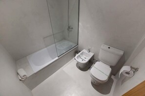 Appartement, 1 queensize bed met slaapbank, privébadkamer | Badkamer | Een bad/douchecombinatie, een haardroger, zeep, shampoo