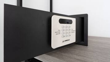 Une serrure électronique à cadre noir, dotée d’un clavier et portant la marque « ARREGUI ».