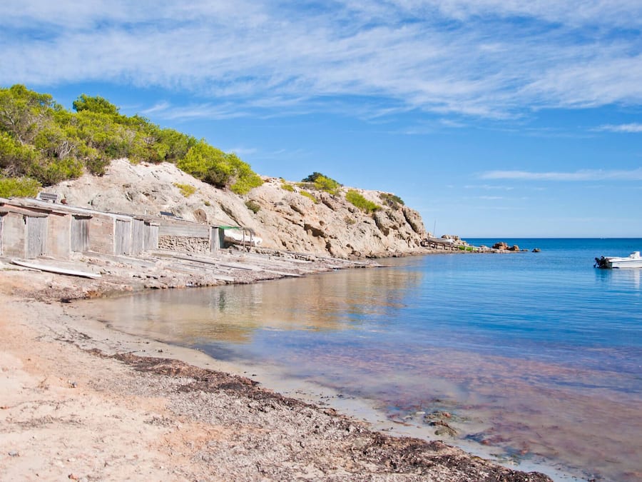 Perto da praia, espreguiçadeiras, guarda-sóis, bar na praia
