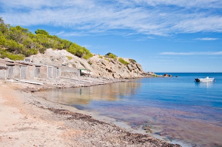 Beach nearby, sun-loungers, beach umbrellas, beach bar. Hostal Restaurante Pou Des Lleó
