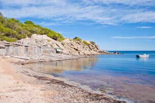 Ubicación cercana a la playa, tumbonas, sombrillas y bar en la playa