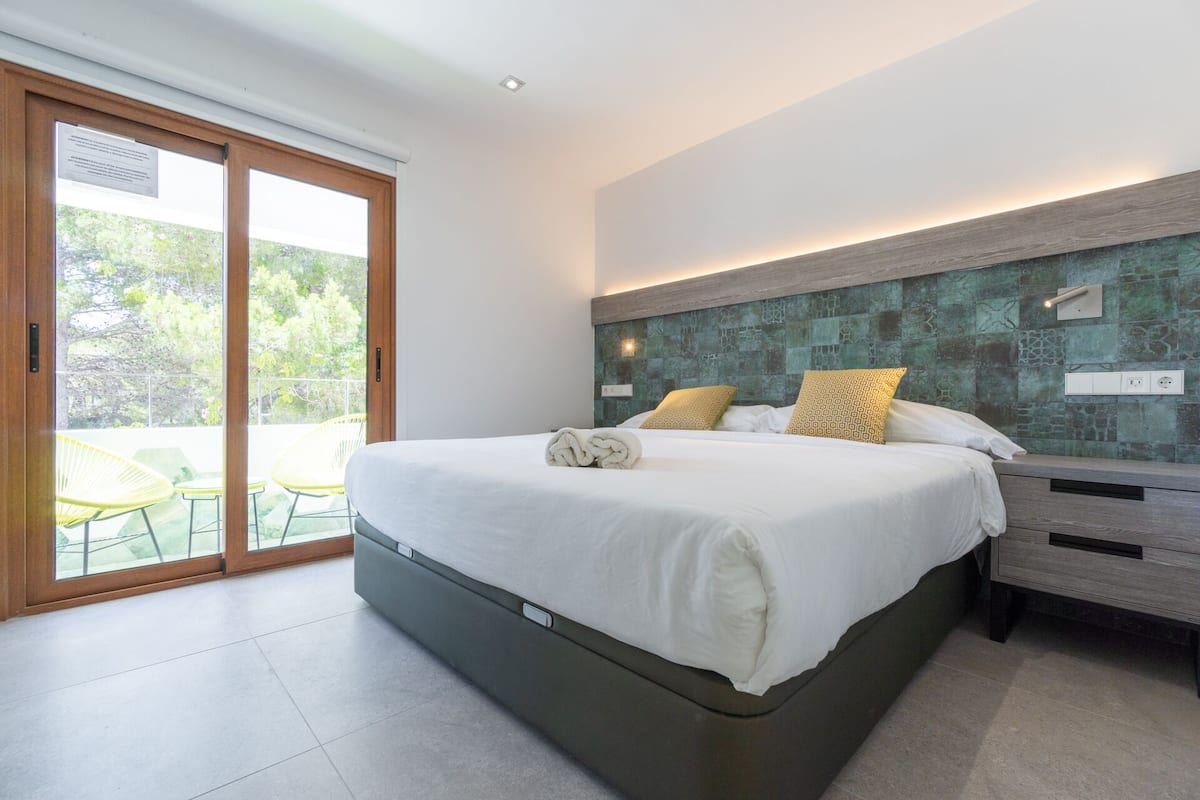 Habitación doble Premium, balcón | Caja de seguridad en la habitación, cortinas blackout y insonorización
