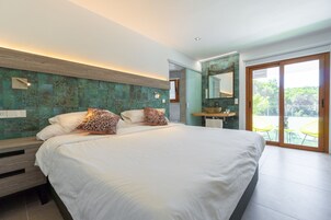 Habitación Premium doble, 1 cama de matrimonio grande, balcón | Caja fuerte, cortinas opacas, sistema de insonorización y wifi gratis