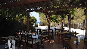 Serveert ontbijt, lunch, diner, Mediterrane gerechten, tuinzicht