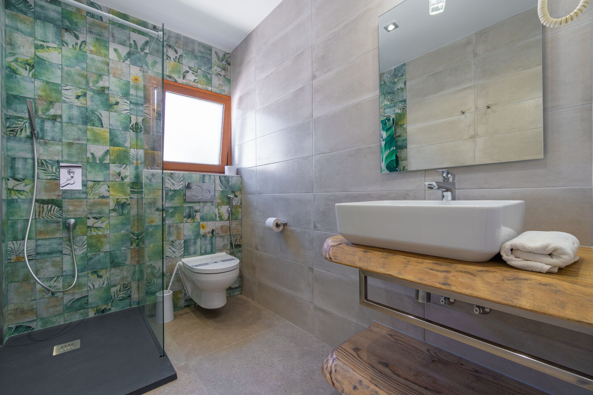 Un baño con ducha, inodoro y lavabo.