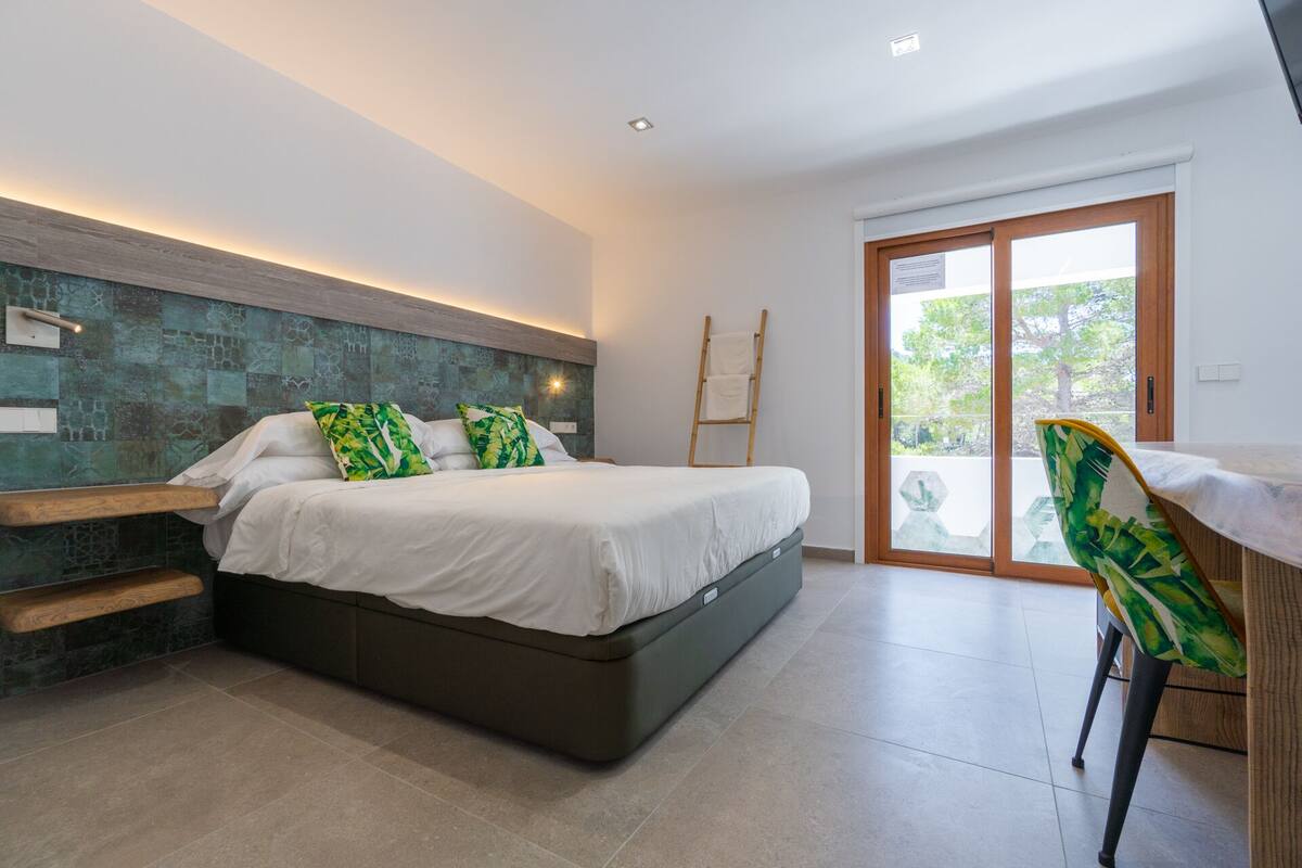 Habitación doble Premium, 1 cama King size, balcón | Caja de seguridad en la habitación, cortinas blackout y insonorización