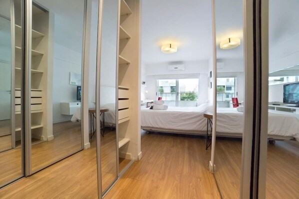 Tabla de planchar con plancha, wifi gratis y ropa de cama