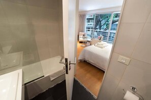 Comfort Apartment, City View | Bathroom | Combined shower/tub, free toiletries, towels, soap - Araoz & Paraguay (Buenos Aires)
