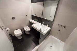 舒适公寓, 城市景观 | 浴室 | 淋浴/盆浴组合、免费洗浴用品、毛巾、肥皂