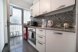 Apartment, 1 Queen Bed, Private Bathroom | Shared kitchen | Fridge, microwave, coffee/tea maker, cookware/dishes/utensils - Sanchez de Bustamante & French (Buenos Aires)