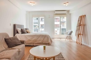 Tabla de planchar con plancha, wifi gratis y ropa de cama