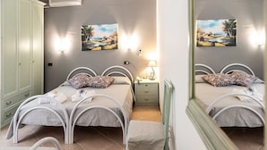 Habitación triple | Caja fuerte, wifi gratis, ropa de cama