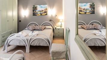 Triple Room | In-room safe, free WiFi, bed sheets