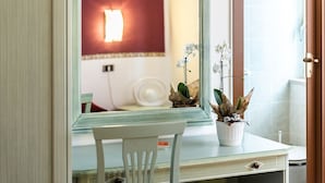 Habitación doble | Caja fuerte, wifi gratis, ropa de cama
