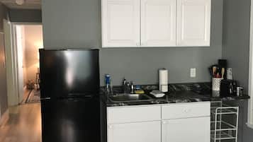 Réfrigérateur, micro-ondes, plaque de cuisson, cafetière/bouilloire