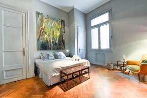 Estudio Deluxe | Escritorio, tabla de planchar con plancha, wifi gratis y ropa de cama
