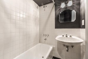 Deluxe Studio | Bathroom