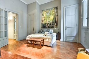 Estudio Deluxe | Escritorio, tabla de planchar con plancha, wifi gratis y ropa de cama