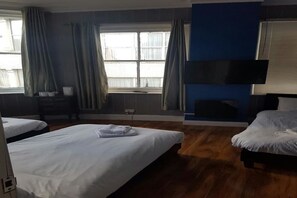 Standard Triple Room, Shared Bathroom | 1 bedroom, desk, free WiFi - Mother Mac (Manchester)