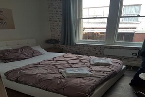 Standard-Doppelzimmer, Gemeinschaftsbad | 1 Schlafzimmer, Schreibtisch, kostenloses WLAN
