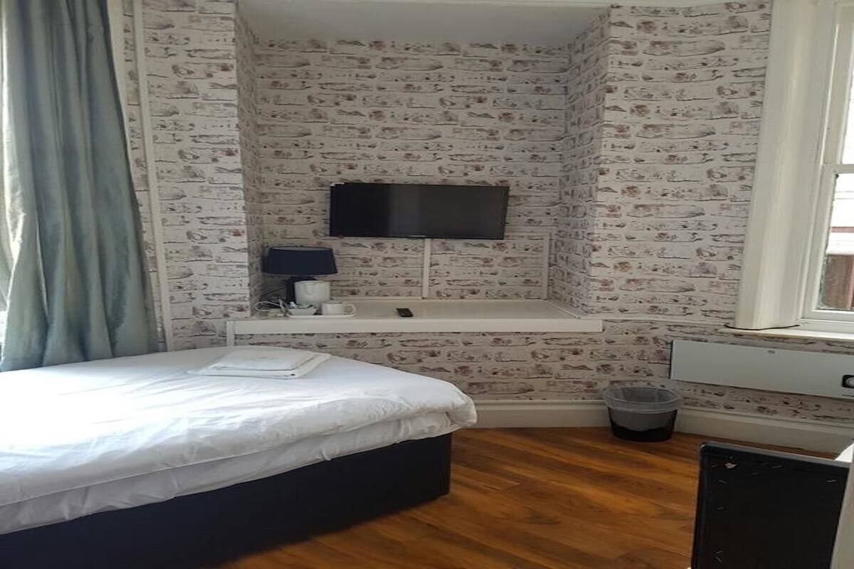 Standard Single Room, Shared Bathroom | 1 bedroom, desk, WiFi (free)