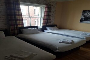 Standard Triple Room, Shared Bathroom | 1 bedroom, desk, free WiFi - Mother Mac (Manchester)