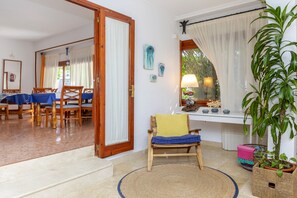 Lobby sitting area - Hostal Manolita (Sant Antoni de Portmany)