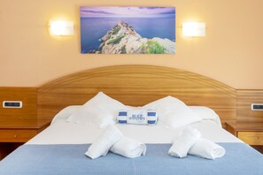Superior Double or Twin Room | Individually furnished, desk, free WiFi, bed sheets - Hostal Manolita (Sant Antoni de Portmany)
