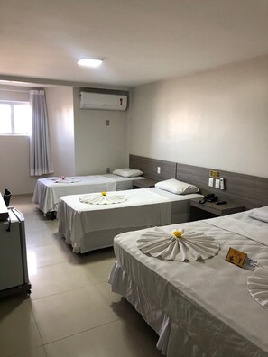 Minibar, mobiliari individual i escriptori 