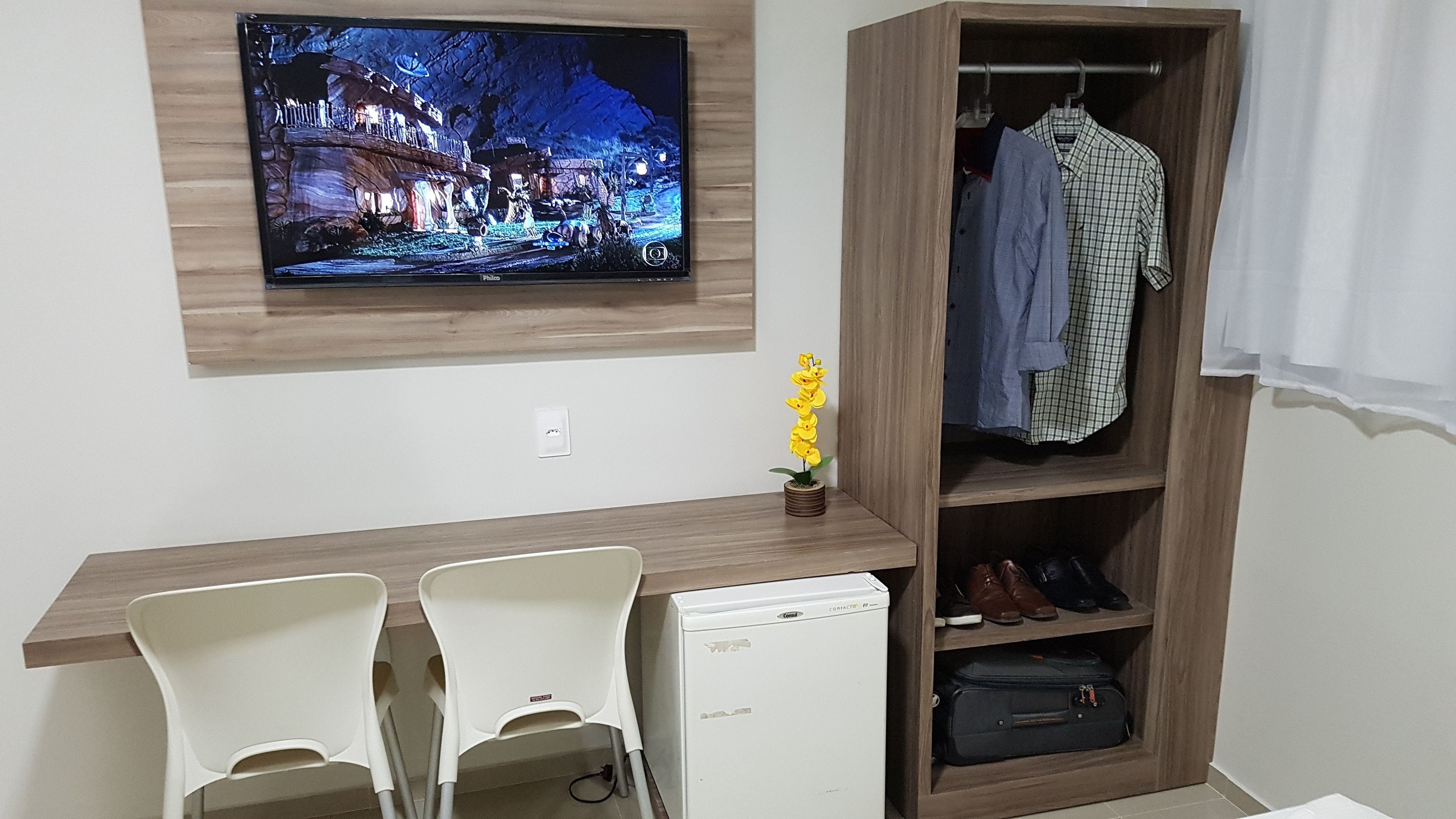 Minibar, individuell eingerichtet, Schreibtisch