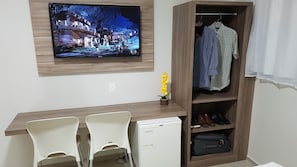 Een minibar, individueel gemeubileerd, een bureau, een laptopwerkplek