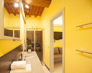 Shower, hair dryer, bidet - Villa for 10 People with WiFi, Private Pool, Garden, A/C, near Lucca (Vorno)