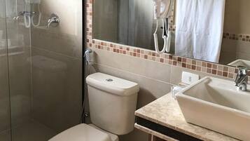 Deluxe-Dreibettzimmer | Badezimmer | Dusche, kostenlose Toilettenartikel, Haartrockner, Handtücher
