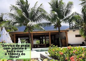 Alberca al aire libre y camastros 