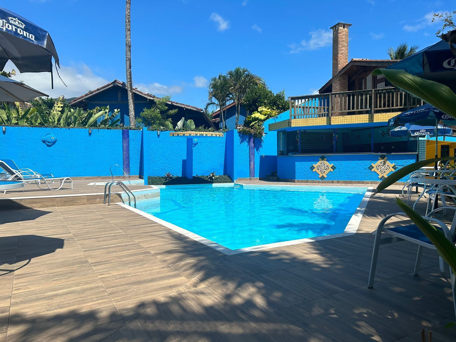 outdoor pool, pool loungers