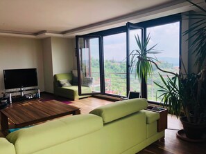 Appartement, vue mer | Coffres-forts dans les chambres, fer et planche à repasser