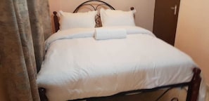 Individually decorated, individually furnished, desk, laptop workspace - Zigih Hotel & Restaurant (Migori)