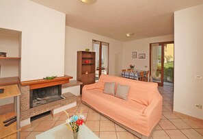 Appartamento, 1 camera da letto | Area soggiorno | TV a schermo piatto, caminetto