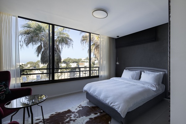 Luxury Room | Living area | 40-inch Smart TV with digital channels, TV, Netflix