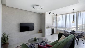Deluxe-Apartment | Wohnbereich | 40-Zoll-Smart-TV mit Digitalempfang, Fernseher, Netflix