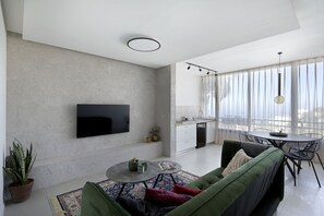 Appartement Deluxe | Coin séjour | TV connectée de 40 pouces avec chaînes numériques, télévision, Netflix