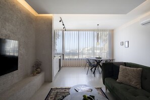 Appartement Deluxe | Coin séjour | TV connectée de 40 pouces avec chaînes numériques, télévision, Netflix