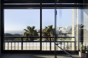 奢华复式房 | 浴室 | 淋浴设施、旋水按摩花洒、毛巾、肥皂