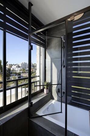 Loft de lujo | Baño | Regadera, regadera con hidromasaje, toallas, jabón 