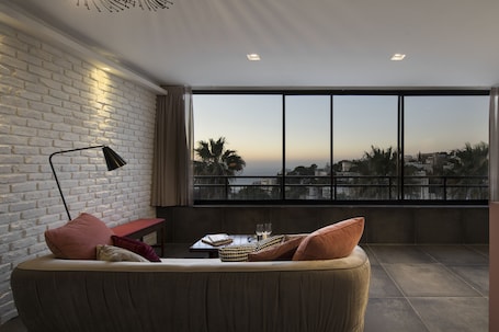 Luxury Loft | Minibar, desk, laptop workspace, iron/ironing board