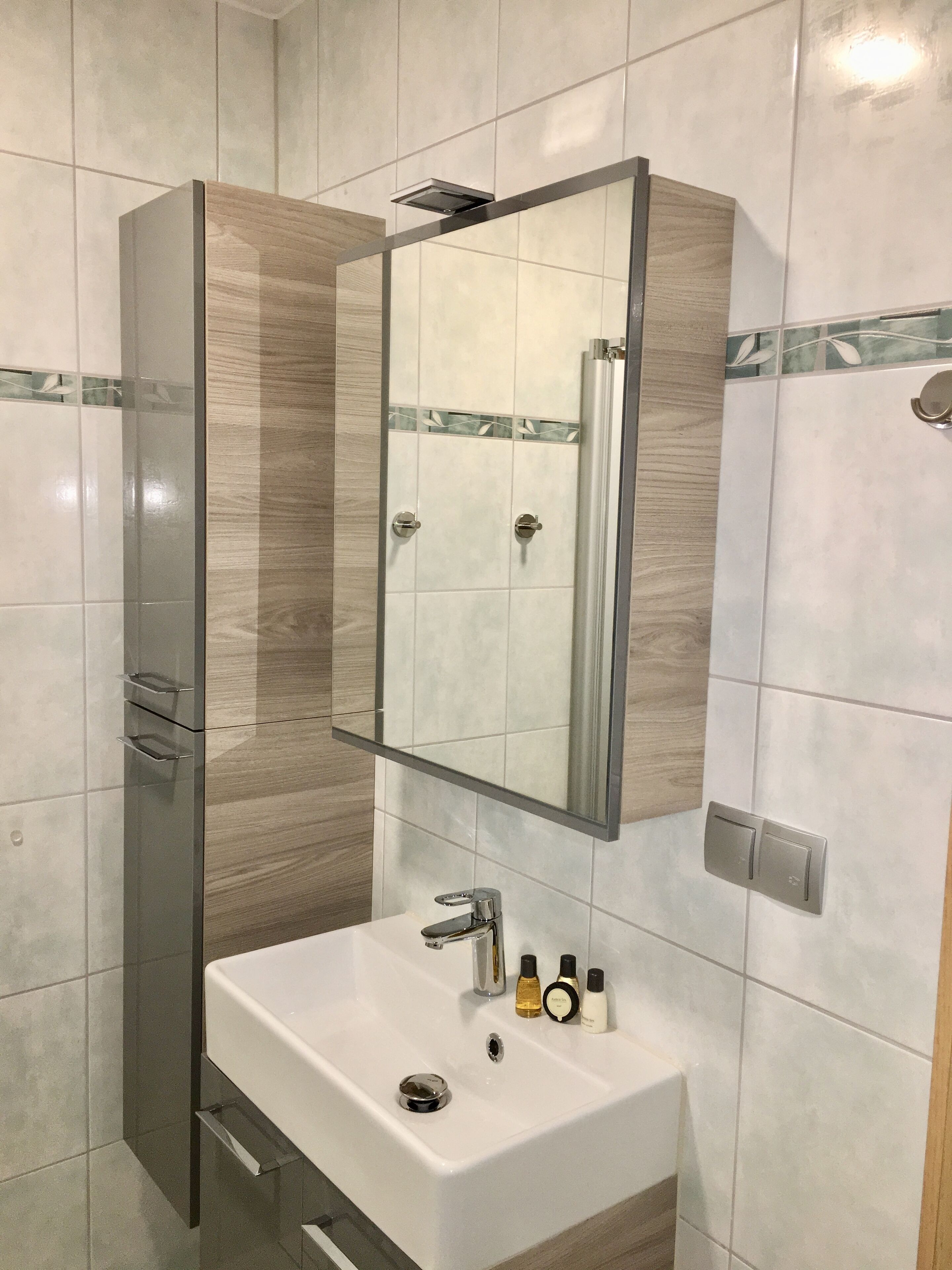 Haartrockner, Handtücher, Seife, Shampoo