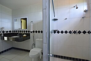 Dusche, Regendusche, Haartrockner, Handtücher