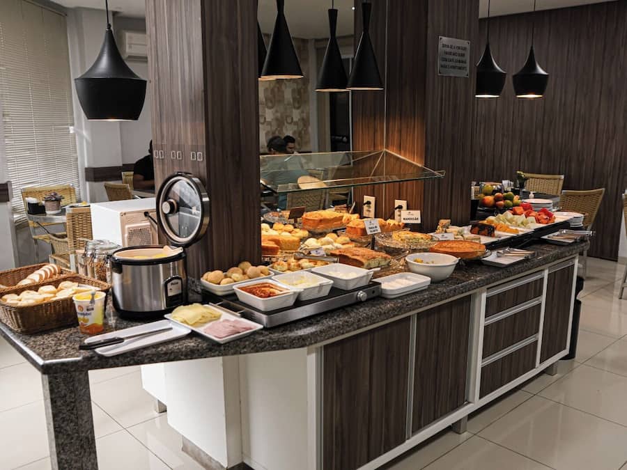 Café da manhã com buffet grátis todos os dias